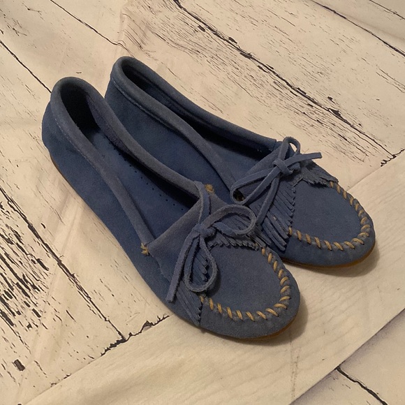 EUC Minnetonka Kilty hard sole moccasins 10 pale blue with tassels - Picture 1 of 4